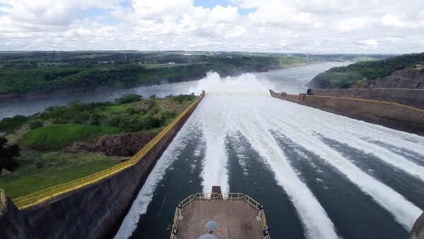 Itaipú abrirá sus compuertas este jueves ante crecida en sus afluentes