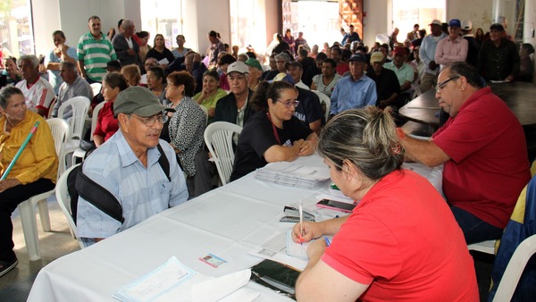 Dinacopa concluyó entrega de tarjetas a beneficiarios de pensión alimentaria en Luque - .::Agencia IP::.