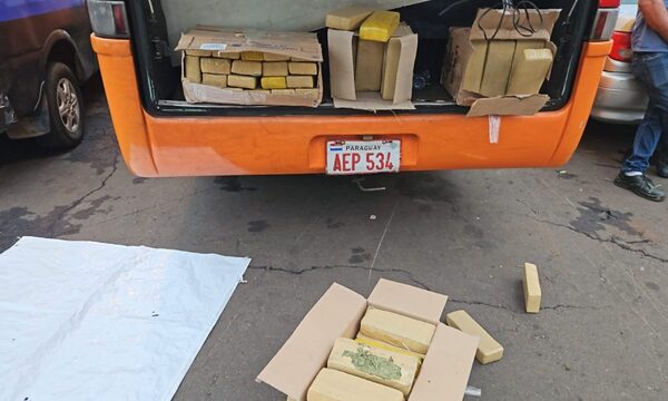 Detienen a conductor de transporte escolar que llevaba cabello y marihuana