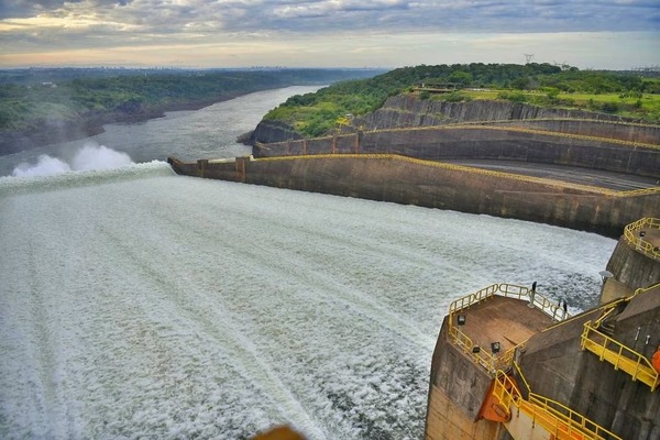 Este jueves Itaipú abrirá las compuertas de su vertedero