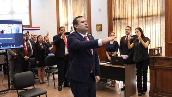 Senador Derlis Maidana jura como miembro del JEM en reemplazo de Hernán Rivas