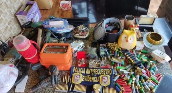 Municiones y uniformes de Policía en la “cueva” del líder de asaltantes-violadores