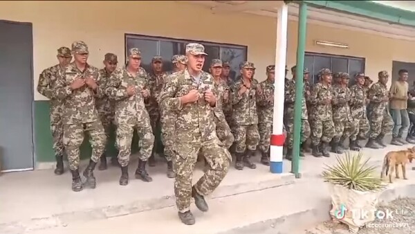 Hay más cánticos tie'ỹ que hacen entonar a soldados en los cuarteles, dicen