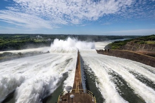 Itaipú abrirá compuertas este jueves por crecida en afluentes