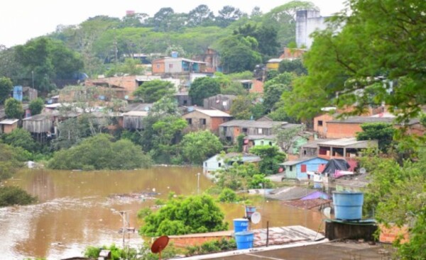 Instan a las familias anegadas a no volver a sus casas