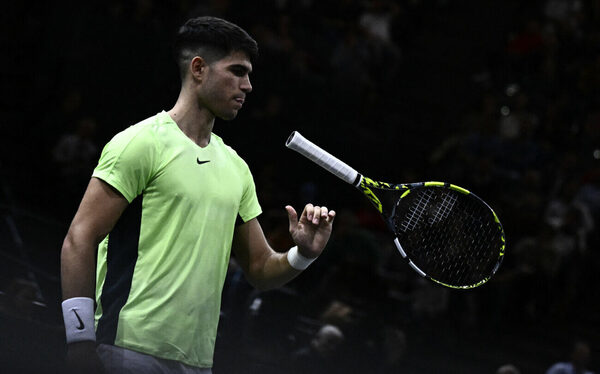 Versus / Carlos Alcaraz cae en su debut en el Masters de París ante el ruso Roman Safiullin