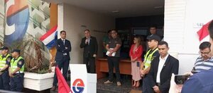 Funcionarios de Copaco se movilizaron para exigir un “plan de recuperación” - Economía - ABC Color