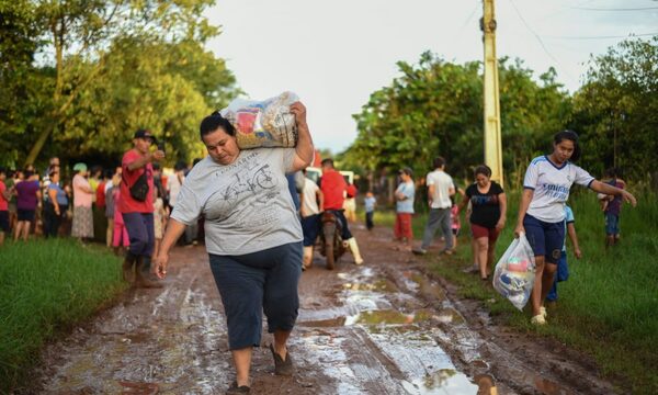 Entregan kits de alimentos a 150 familias del Km 9 Monday afectados por inundación