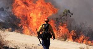 La Nación / Miles de evacuados por incendio en California