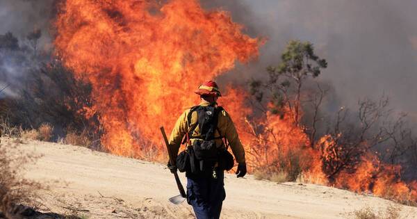 La Nación / Miles de evacuados por incendio en California