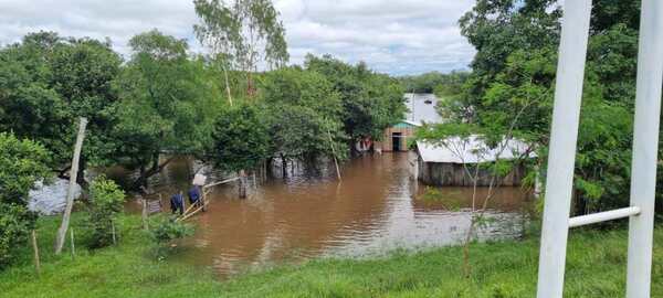 La EBY sigue asistiendo a familias afectadas por crecida del río en Ayolas