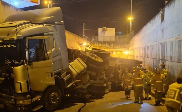 Diario HOY | Túnel Semidei bloqueado por vuelco de camión