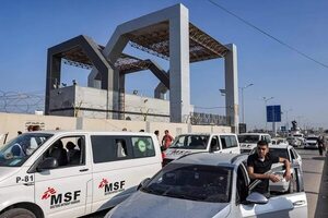 Decenas de ambulancias egipcias cruzan paso de Rafah para trasladar a heridos palestinos - Mundo - ABC Color