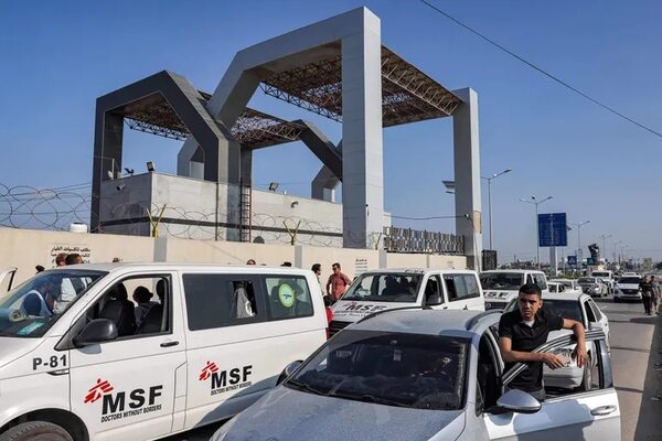 Decenas de ambulancias egipcias cruzan paso de Rafah para trasladar a heridos palestinos - Mundo - ABC Color