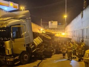 Tránsito interrumpido por vuelco de camión en el túnel Semidei de Asunción · Radio Monumental 1080 AM