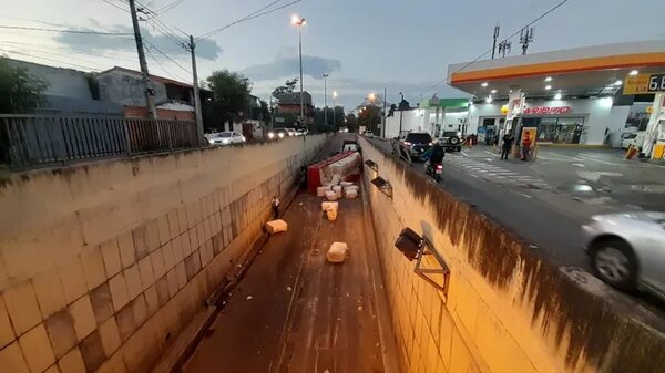Camión vuelca en el túnel Semidei - Policiales - ABC Color