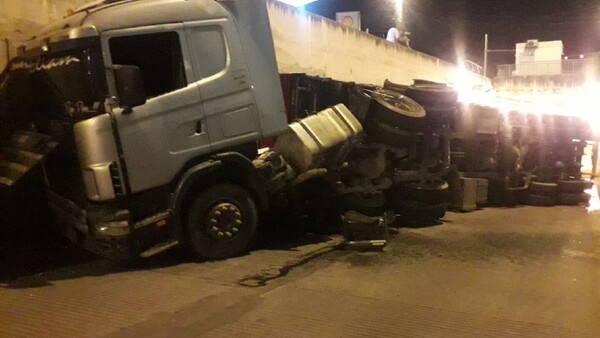 Vuelco de camión provoca bloqueo del túnel Semidei y congestiona la ruta Transchaco