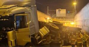 La Nación / El túnel Semidei está bloqueado por vuelco de un camión de gran porte