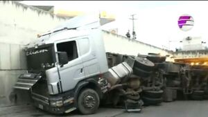 Conductor de Scania quiso esquivar a motoca y volcó en el túnel Semidei