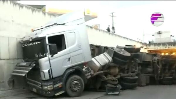 Conductor de Scania quiso esquivar a motoca y volcó en el túnel Semidei