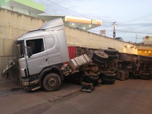 Vuelco de camión obstaculiza tránsito en el Túnel Semidei