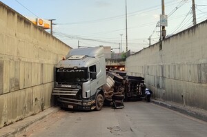 Vuelco de camión de gran porte provoca bloqueo y congestión en la Transchaco - Unicanal