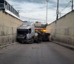 Camión de gran porte volcó en túnel Semidei