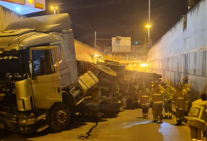 Camión de gran porte volcó en el túnel Semidei y generó colapso en el tránsito - Megacadena - Diario Digital