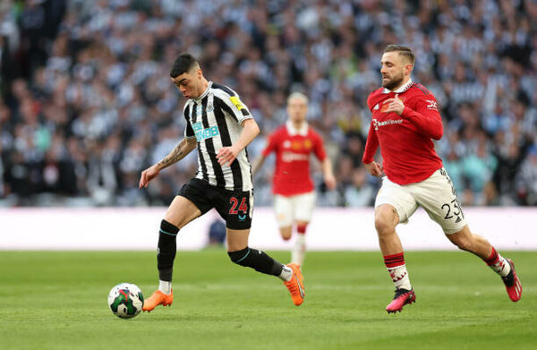 Versus / Miguel Almirón sale a escena ante el Manchester United