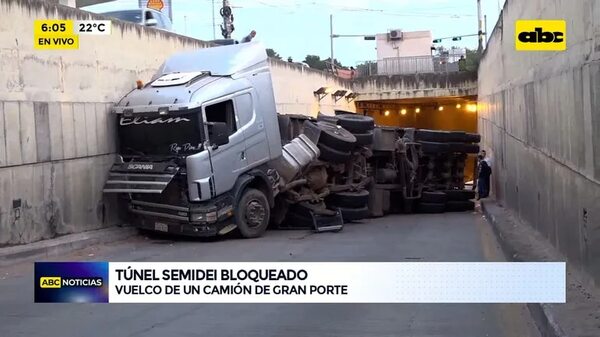 Video: Camión volcó en el túnel Semidei - ABC Noticias - ABC Color