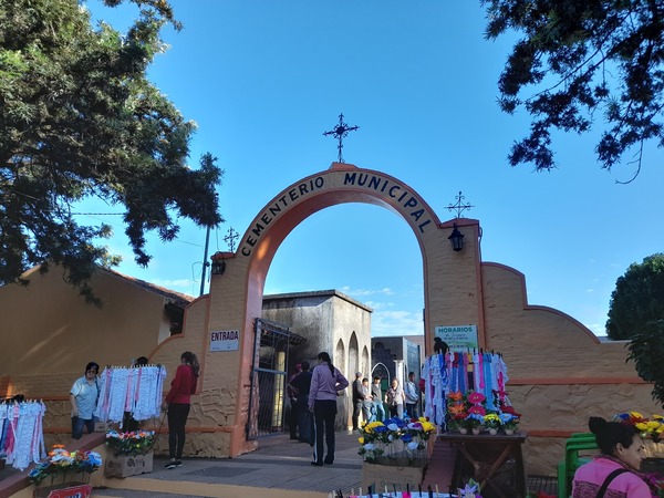 Gran concurrencia en el cementerio de Encarnación en víspera del día de los fieles difuntos