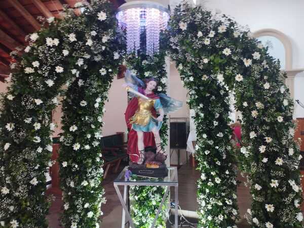 FELIGRESÍA CATÓLICA CELEBRA EL DÍA DE TODOS LOS SANTOS.