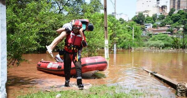 La Nación / Gobernador de Alto Paraná declaró emergencia: 100 familias permanecen en refugios