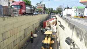 Llevará “bastante tiempo” sacar el camión del túnel Semidei, afirma la PMT