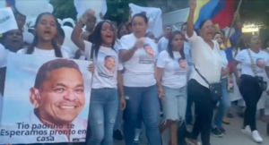 Versus / Vecinos del padre del futbolista colombiano Luis Díaz marchan por su liberación
