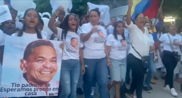 Versus / Vecinos del padre del futbolista colombiano Luis Díaz marchan por su liberación