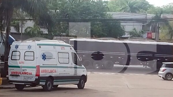Video: ambulancia del IPS hace sospechoso trasbordo de medicamentos en la vía pública - Nacionales - ABC Color