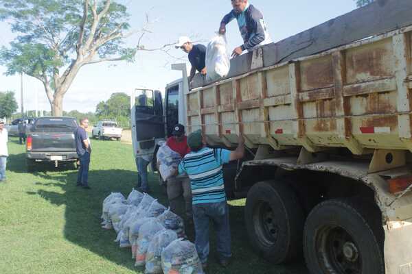 Gobernación de Ñeembucú asiste a familias afectadas por inundación | RADIO NACIONAL