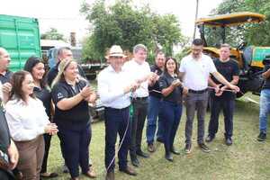 MAG entregó maquinarias agrícolas a productores de caña de azúcar de Cordillera - .::Agencia IP::.