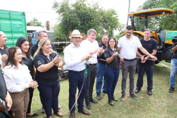 MAG entregó maquinarias agrícolas a productores de caña de azúcar de Cordillera - .::Agencia IP::.