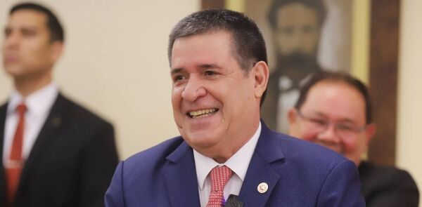 Horacio Cartes ampl铆a denuncia por persecuci贸n pol铆tica en la Fiscal铆a - Revista PLUS