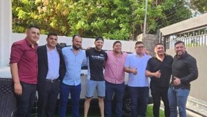 Cucho Cabaña es fotografiado con seccionaleros de la ANR