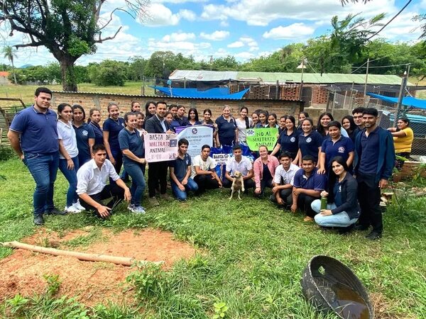Estudiantes donan alimentos a la Contraloría Animal Carapeguá - Nacionales - ABC Color