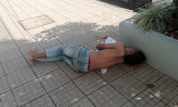 Adolescente tendido en la vereda de la municipalidad con signos de drogadicción