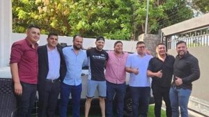 Cucho Cabaña es fotografiado con seccionaleros de la ANR