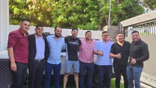 Cucho Cabaña es fotografiado con seccionaleros de la ANR