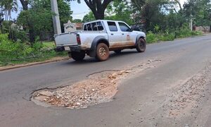 Cráteres adornan avenida Capitán del Puerto 