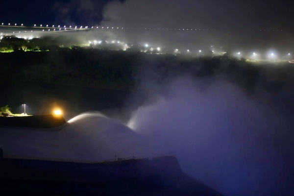 ITAIPU adelanta apertura de compuertas del vertedero para aliviar caudal