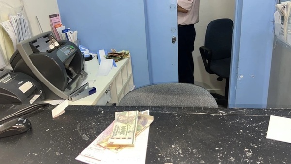Asaltantes rompen vidrio y abren caja de agencia de un banco en Asunción - Noticiero Paraguay