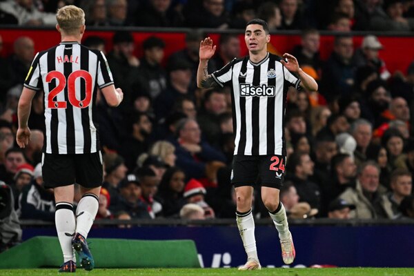 Versus / Miguel Almirón brilla en Newcastle y borra al Manchester United de la Carabao Cup